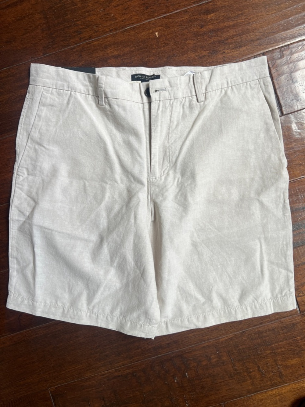 Banana Republic Men’s Flat-Front Linen Cream Shorts